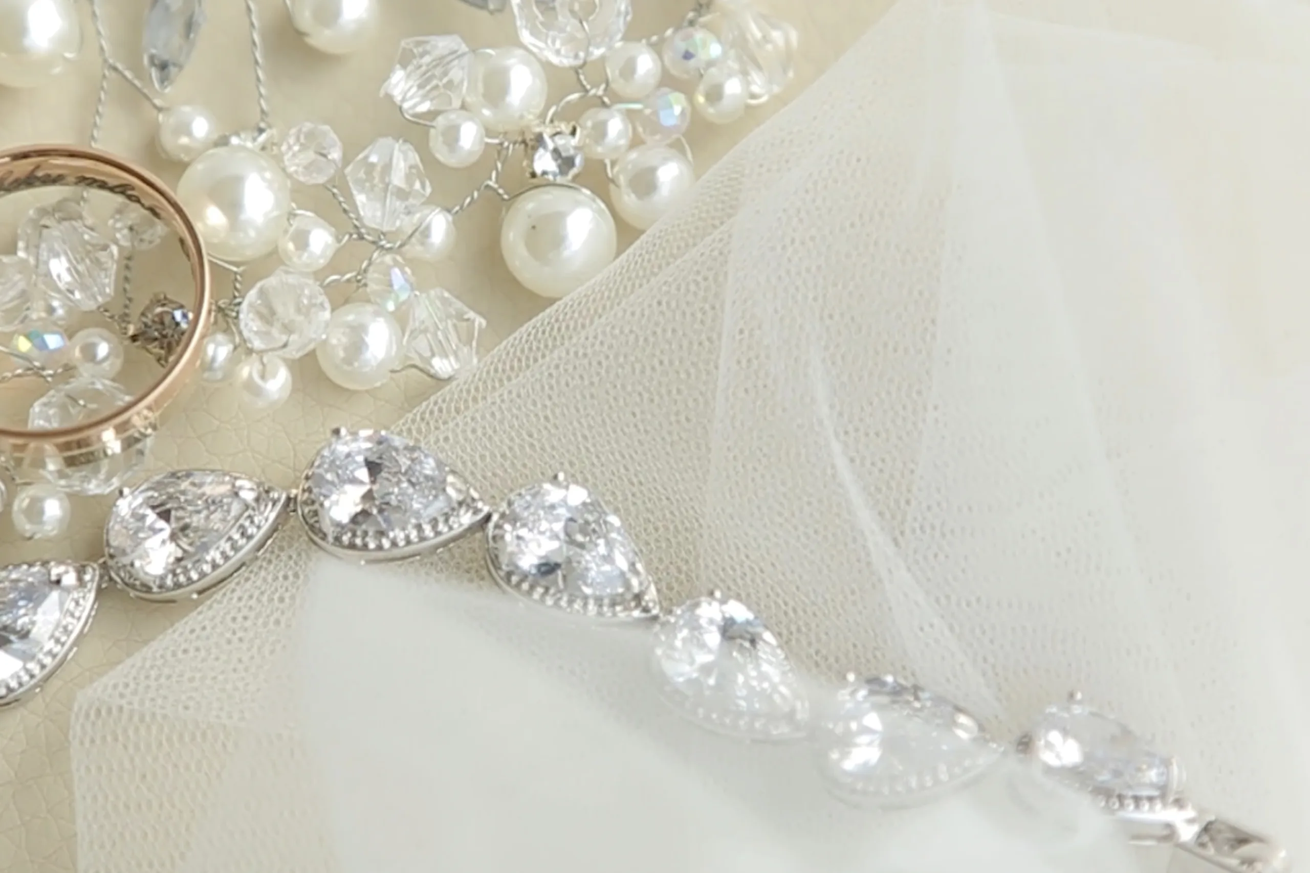 Schmuck und Perlen auf elegantem Stoff.